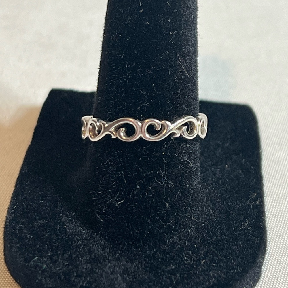 Elegant Silver Swirl Ring